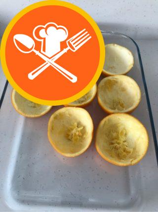 Κέικ σε πιάτο πορτοκαλιού